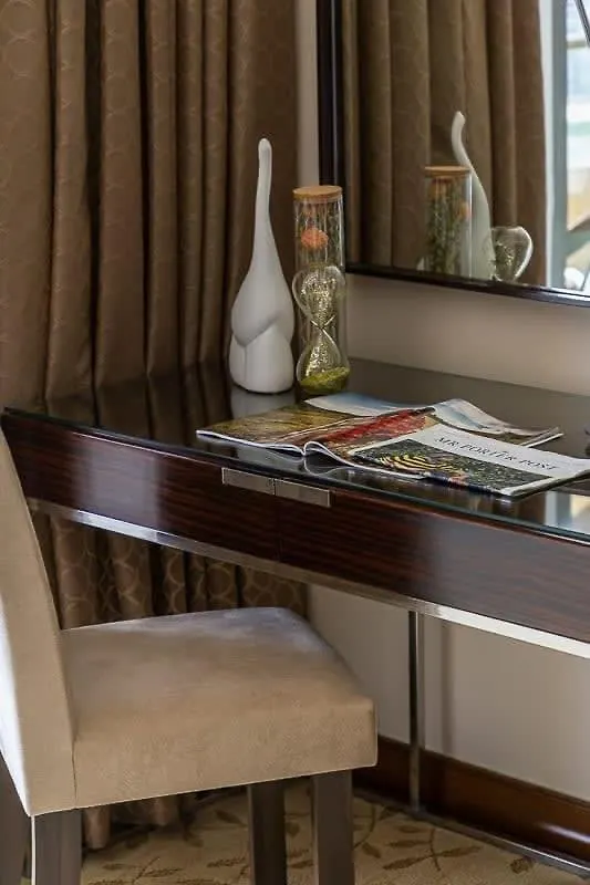 Frank Porter - Emaar Residences Fashion Avenue Dubai United Arab Emirates